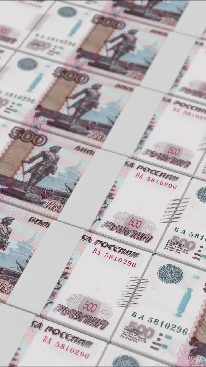 Video vertical de la impresión de 500 billetes de rublos rusos en una prensa monetaria.