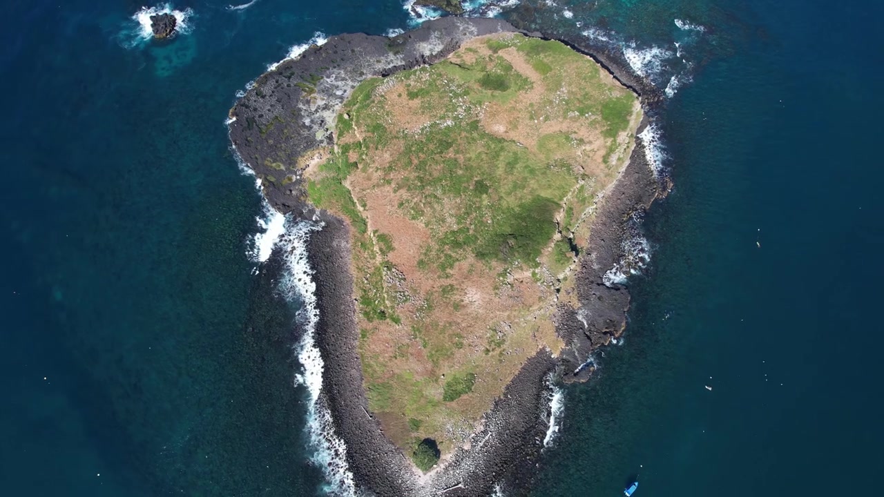 Vista Aérea da Ilha Cook - Área Marinha Protegida no Oceano Pacífico Sul em NSW, Austrália