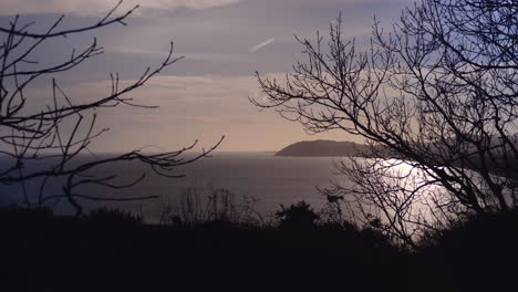 vista pintoresca de la naturaleza con agua de mar tranquila junto a la cordillera durante la madrugada en irlanda del sur cerca de dublín