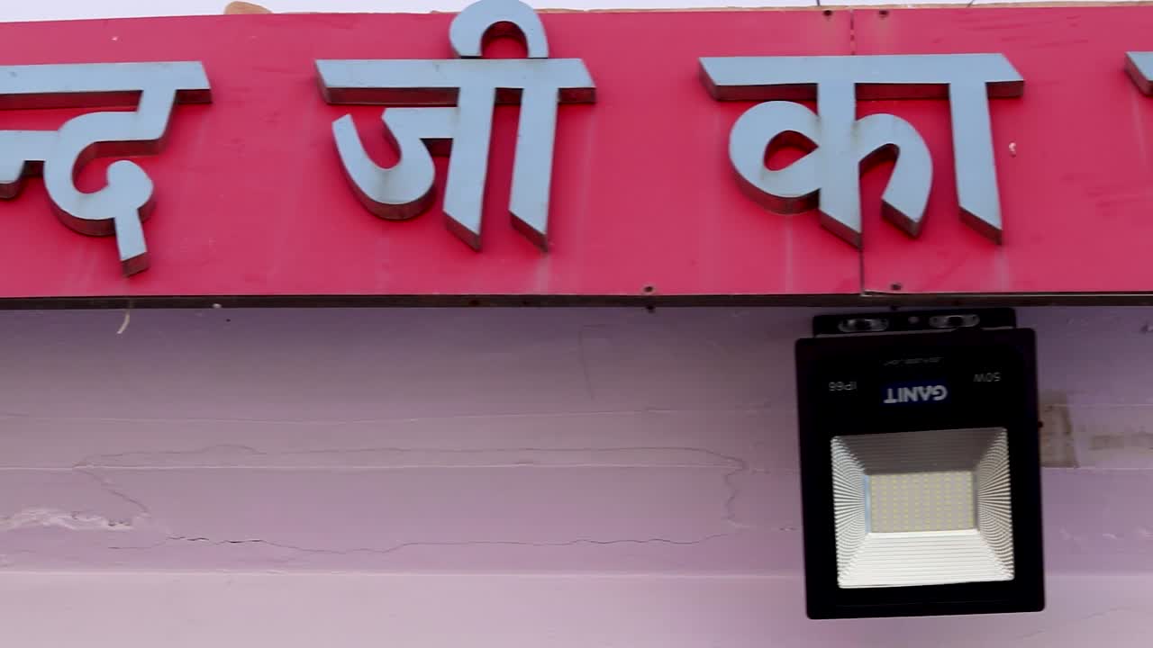 templo de dios hindú ganesha en la mañana desde un ángulo plano