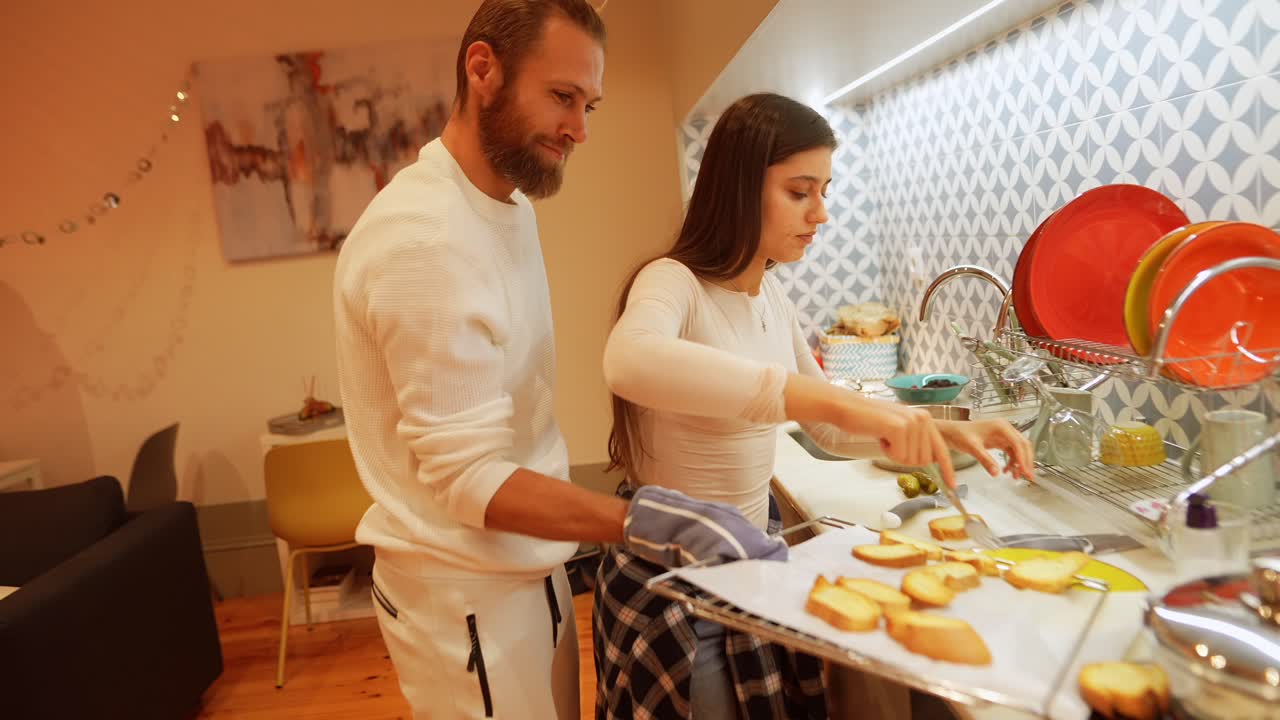 Casal preparando uma refeição na cozinha