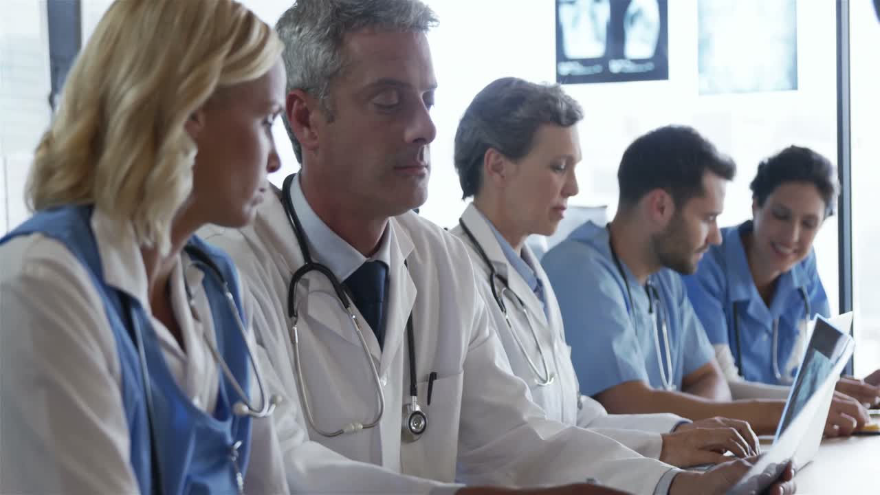 집중된 의사들은 스캔을 보고 있습니다.