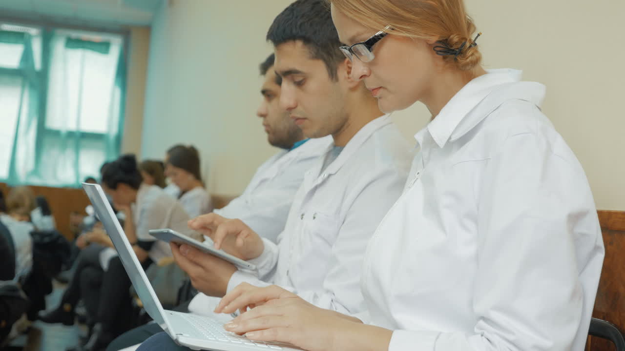 participantes de la conferencia para jóvenes médicos