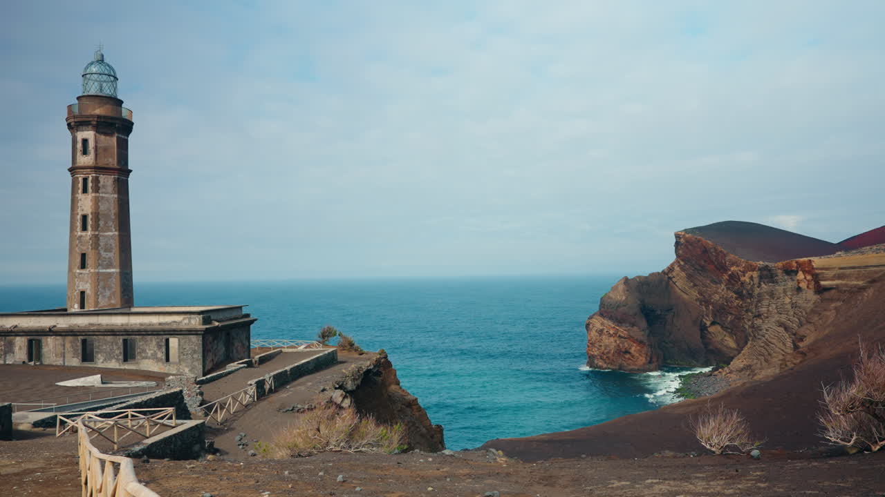 fotografía del faro de ponta dos capelinhos en la isla de faial, en las azores, portugal
