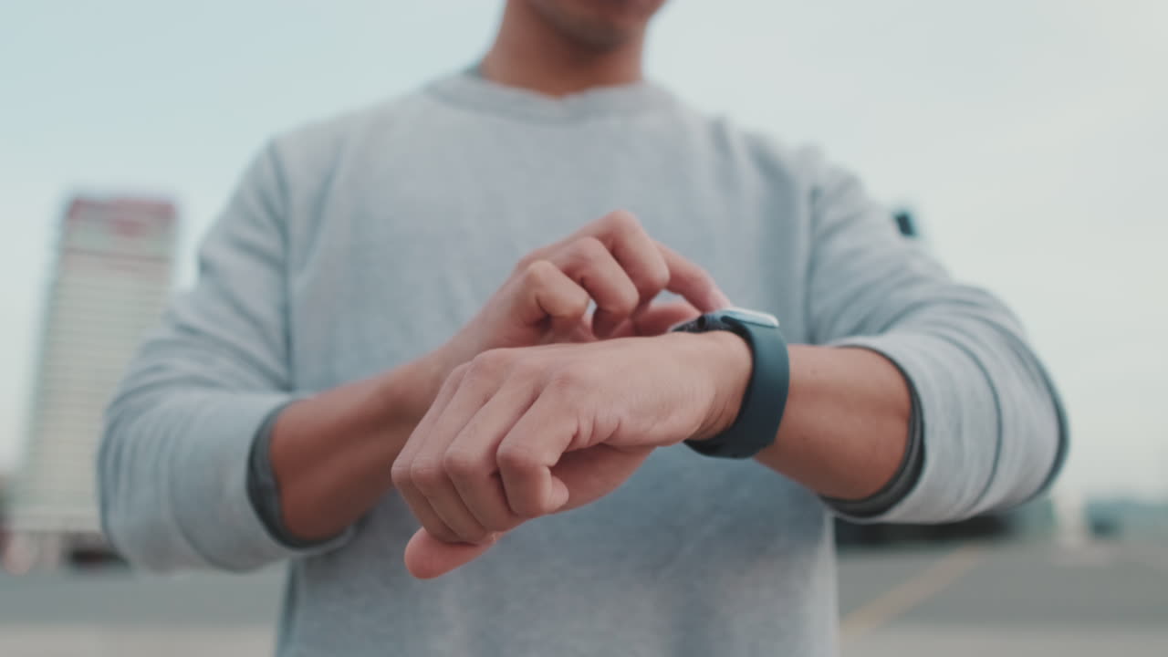 Uomo che usa uno smartwatch all'aperto