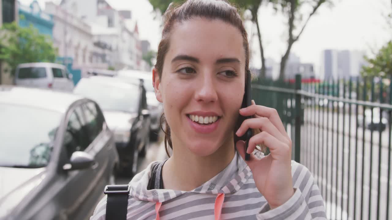 mujer caucásica hablando por teléfono