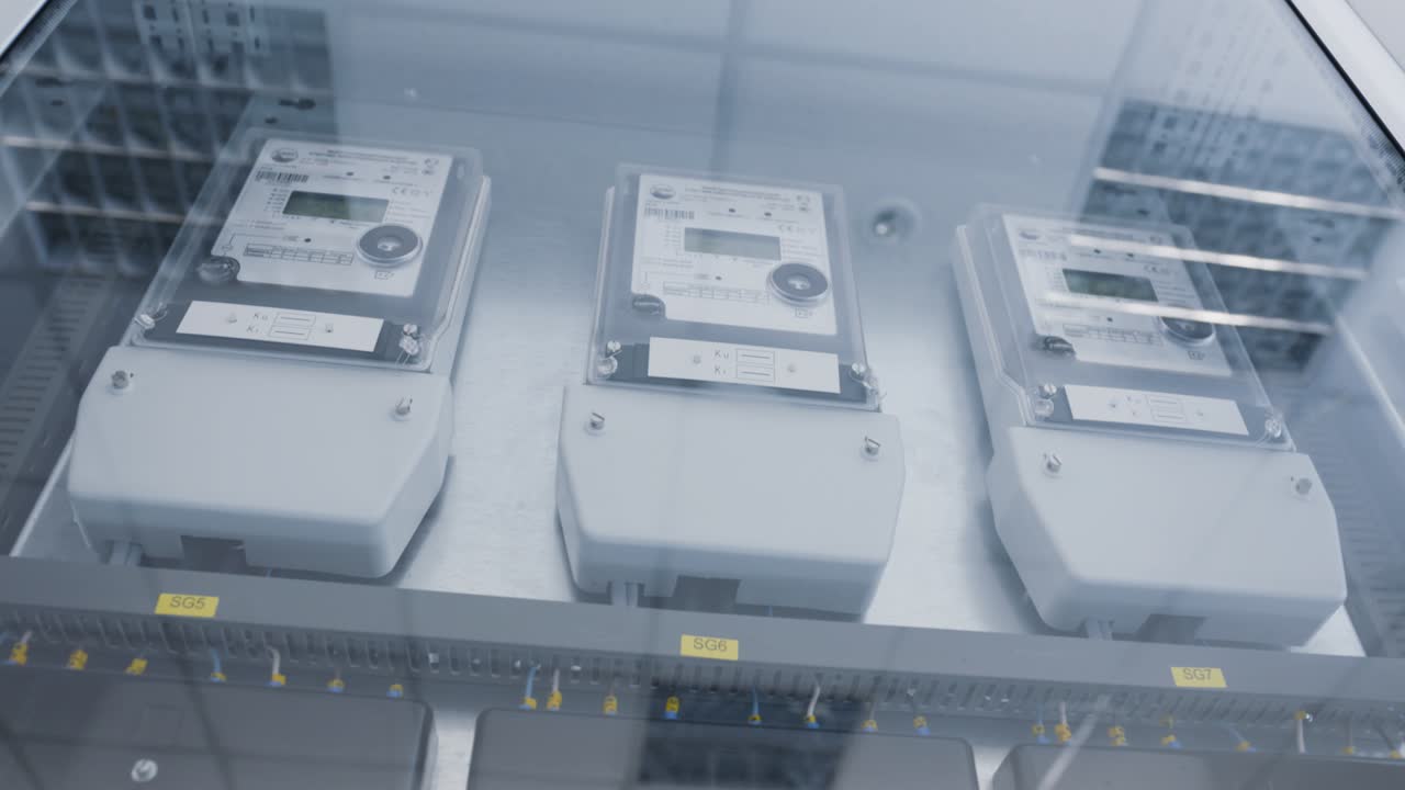 medidores eléctricos en un panel de control
