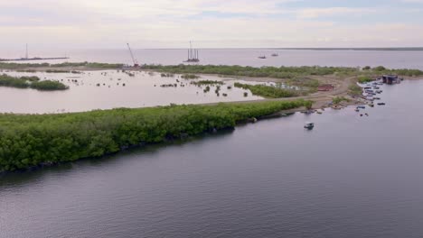 Planta-De-Energía-A-Gas-Y-Plataformas-Marítimas-Para-Reabastecimiento-De-Combustible-De-Barcos-En-Manzanillo,-República-Dominicana.