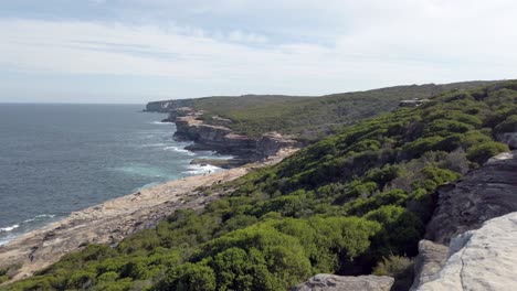 Vista-Exótica-Hacia-Los-Acantilados-De-Arenisca-Del-Parque-Nacional-Real-Cerca-De-Sydney-Australia