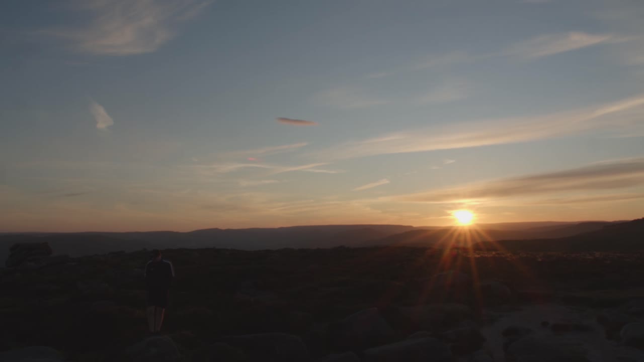 impresionante puesta de sol sobre el paisaje montañoso
