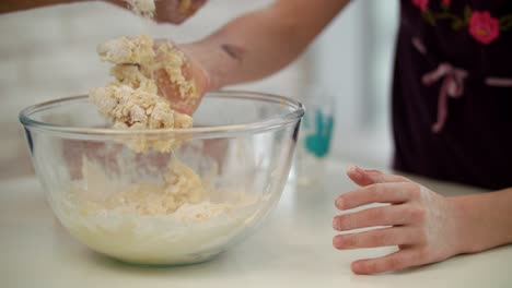 Manos-De-Niño-Cocinando-Masa.-Mano-De-Niña-Preparando-Masa.-Hija-Preparando-Pastel