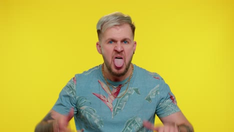 divertida mostrando la lengua haciendo caras en la cámara, haciendo tonterías, bromeando, simios con caras tontas, burlándose