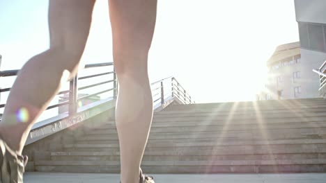 Frau-Joggt-Und-Klettert-Die-Stufen-Einer-Treppe-Hinauf,-Um-Morgens-Sport-Zu-Treiben,-Fitnesskonzept