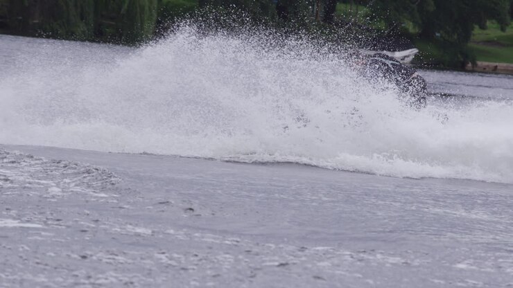 Powerslide con moto d'acqua, acrobazia di sport estremo.