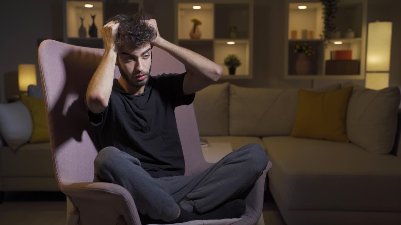 El hombre balanceándose nerviosamente en su asiento