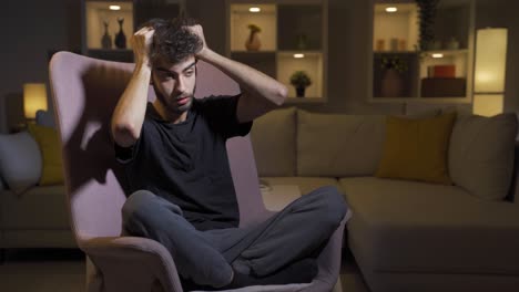 el hombre balanceándose nerviosamente en su asiento.