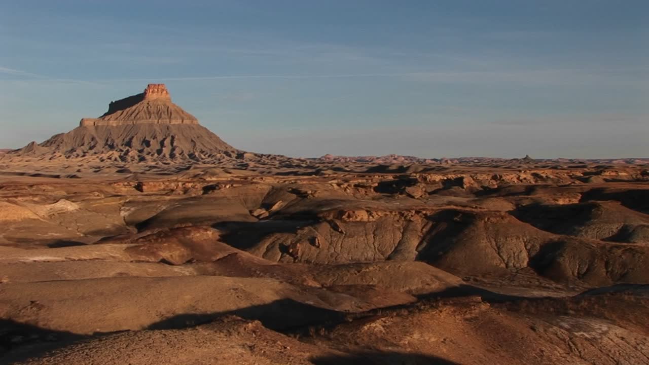 tiro largo de una formación rocosa notable en el desierto