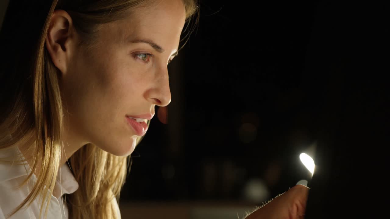 mujer de negocios trabajando en la computadora