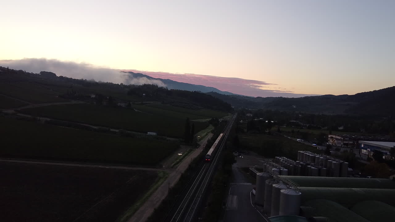 tren que pasa cerca de los viñedos del barrio principal de frescobaldi al amanecer