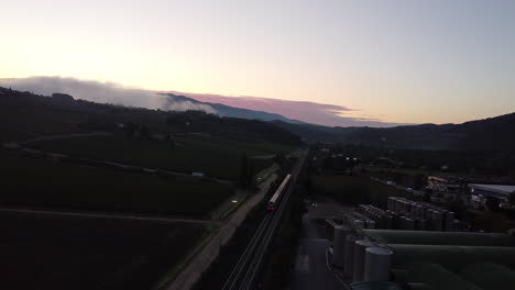 Tren-Que-Pasa-Cerca-De-Los-Viñedos-Del-Barrio-Principal-De-Frescobaldi-Al-Amanecer