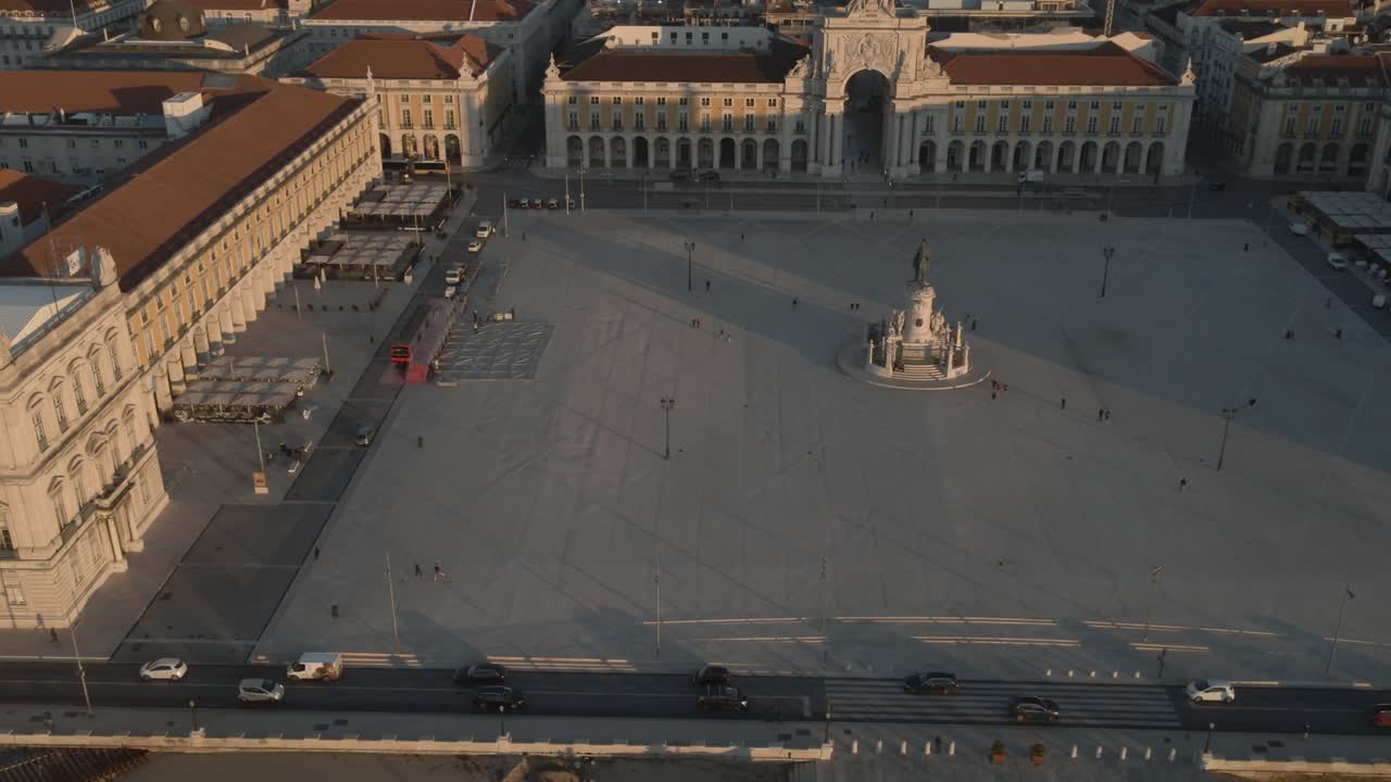 Riprese aeree con drone del centro storico di Praça do Comércio a Lisbona, Portogallo, filmate al tramonto