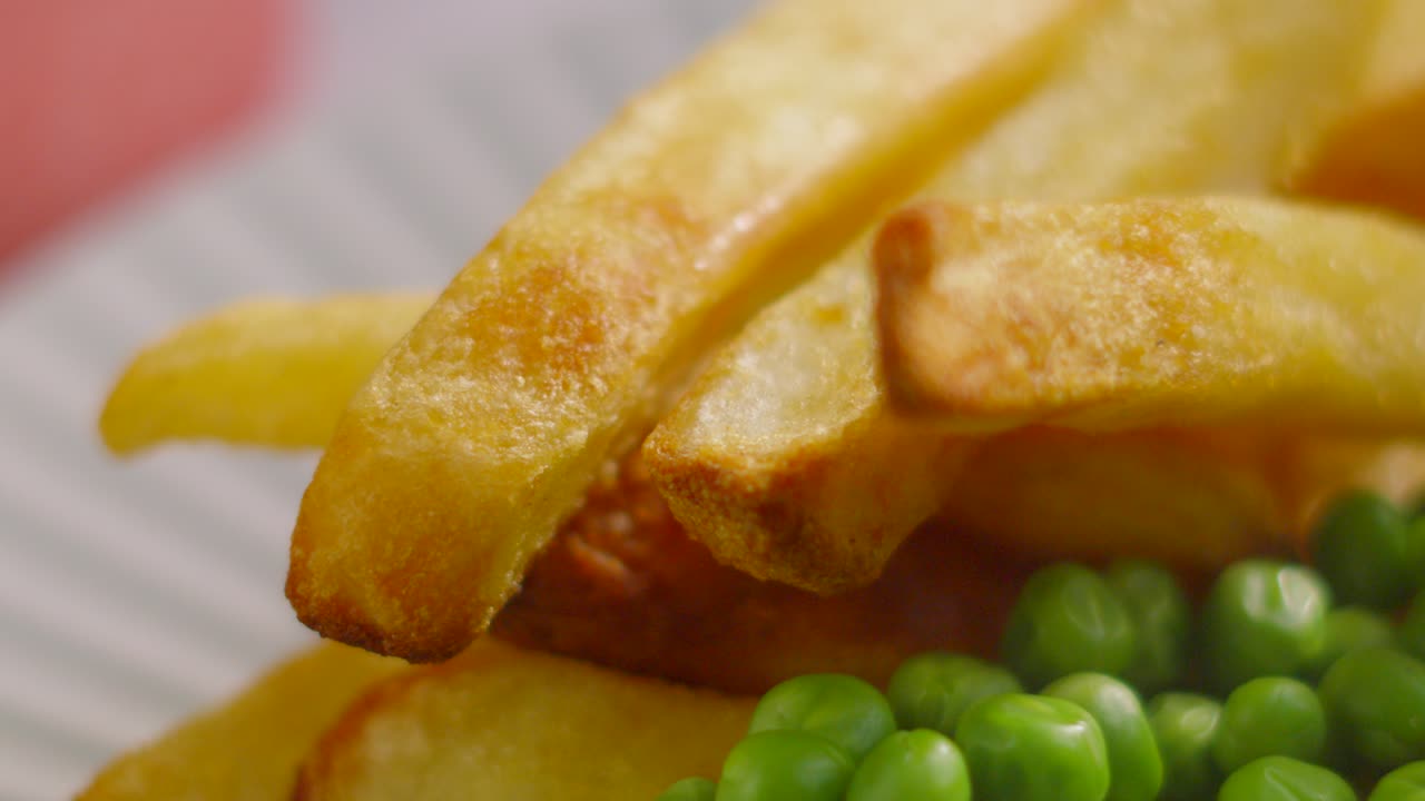 Patatine fritte e piselli