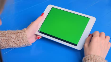 mujer usando una tableta con pantalla verde