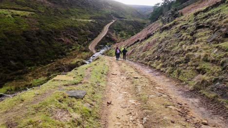 Mutter-Und-Sohn-Wandern-Durch-Die-Heidelandschaft-Von-Yorkshire-In-Der-Englischen-Landschaft