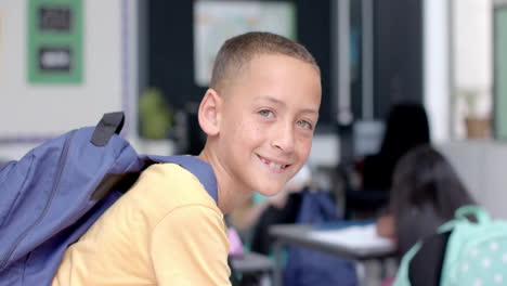 niño sonriente con mochila, rodeado de animación de materiales escolares y herramientas científicas