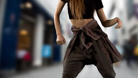 mujer bailando contra la calle en el fondo