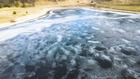 Ein-Seichtes-Eisschelf-Auf-Einem-Kleinen-Binnensee-Im-Januar