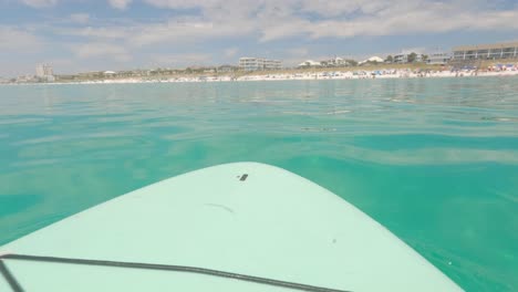 Tabla-De-Remo-Flotando-Frente-A-La-Costa-De-Miramar-Beach,-Florida,-En-El-Golfo-De-México.