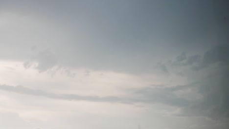 극적인 폭풍우 구름 - 무거운 뇌우가오고있다