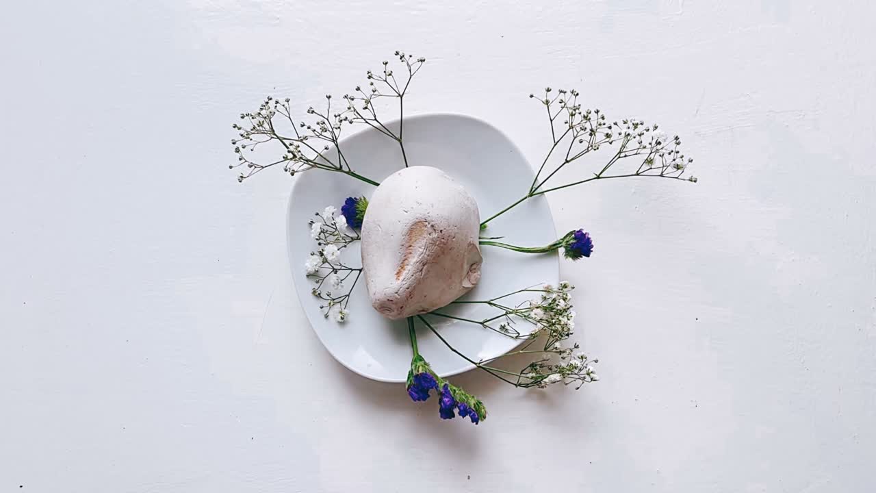 arrangiamento floreale su un piatto bianco