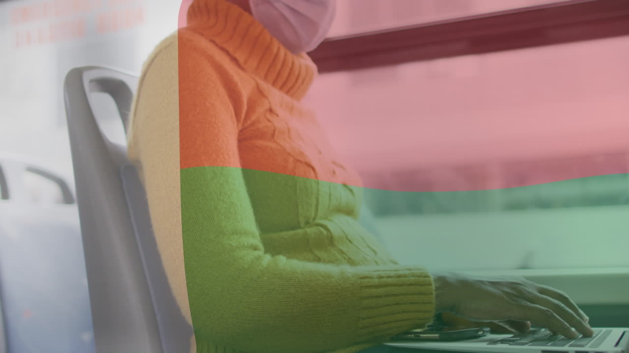 анимация флага мадагаскара над афроамериканкой в маске с помощью ноутбука в автобусе