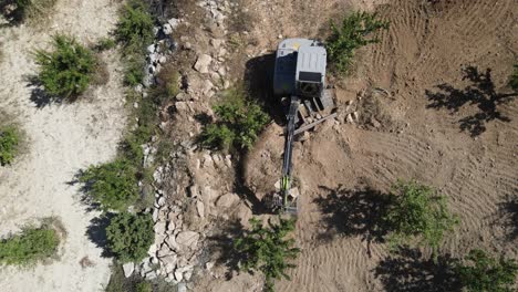 Baumaschinen-Arbeiten-Neben-Dem-Garten,-Drohnenaufnahme