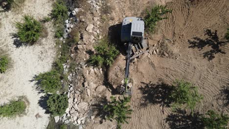 maquinaria de construcción trabajando al lado del jardín, disparo de drone