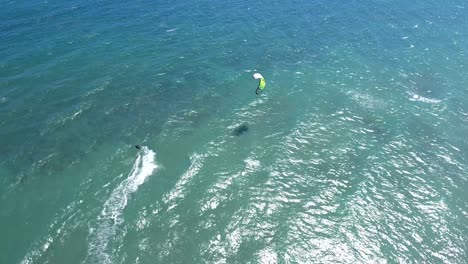 Imágenes-De-Drones-De-Kite-Surfer-Vista-De-Pájaro-Navegando-Sobre-El-Océano-Abierto