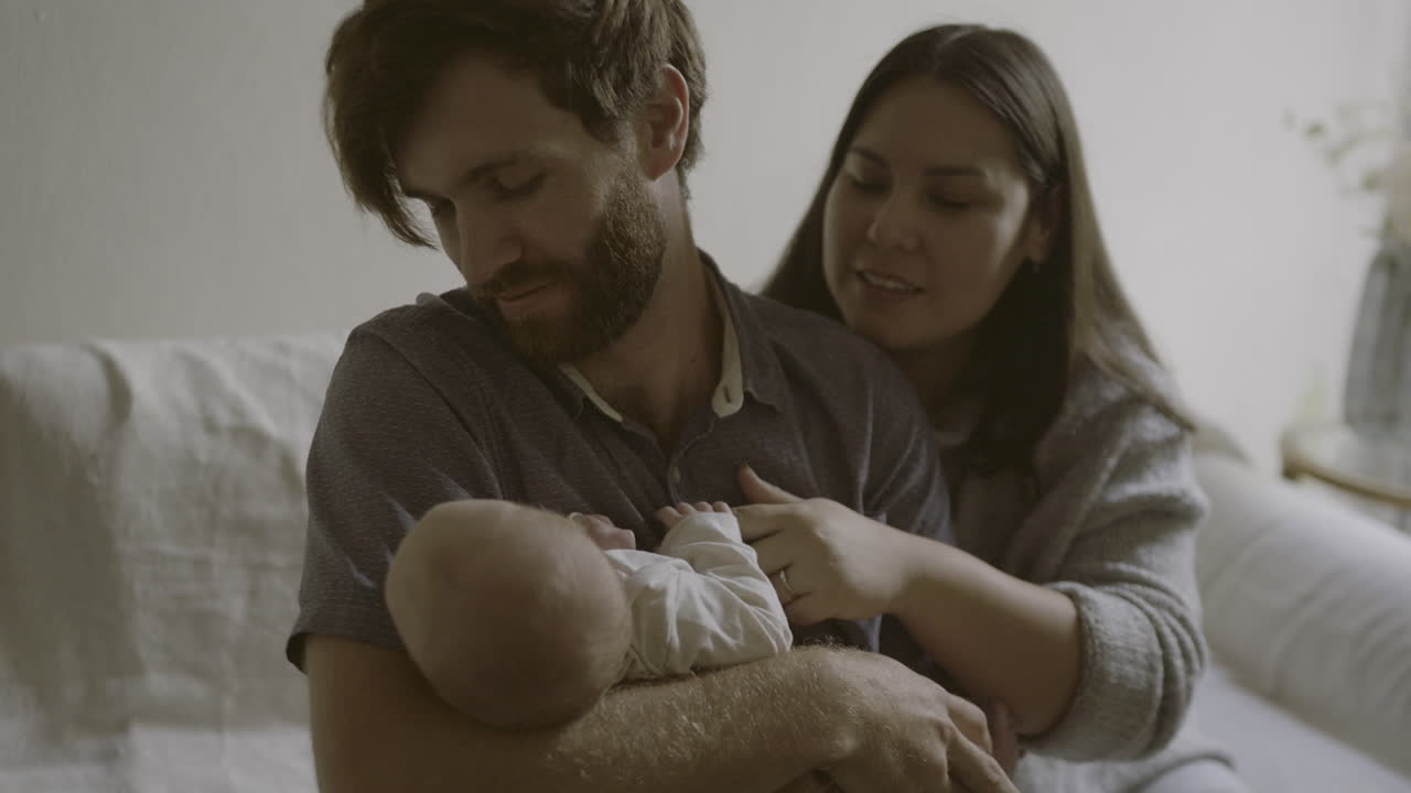 Una famiglia con un neonato