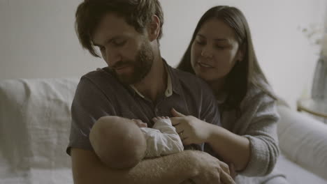 una familia con un bebé recién nacido