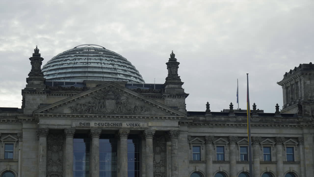 Toward the Reichstag, Plenarbereich Reichstagsgeb&auml;ude, in cloudy Berlin, Germany