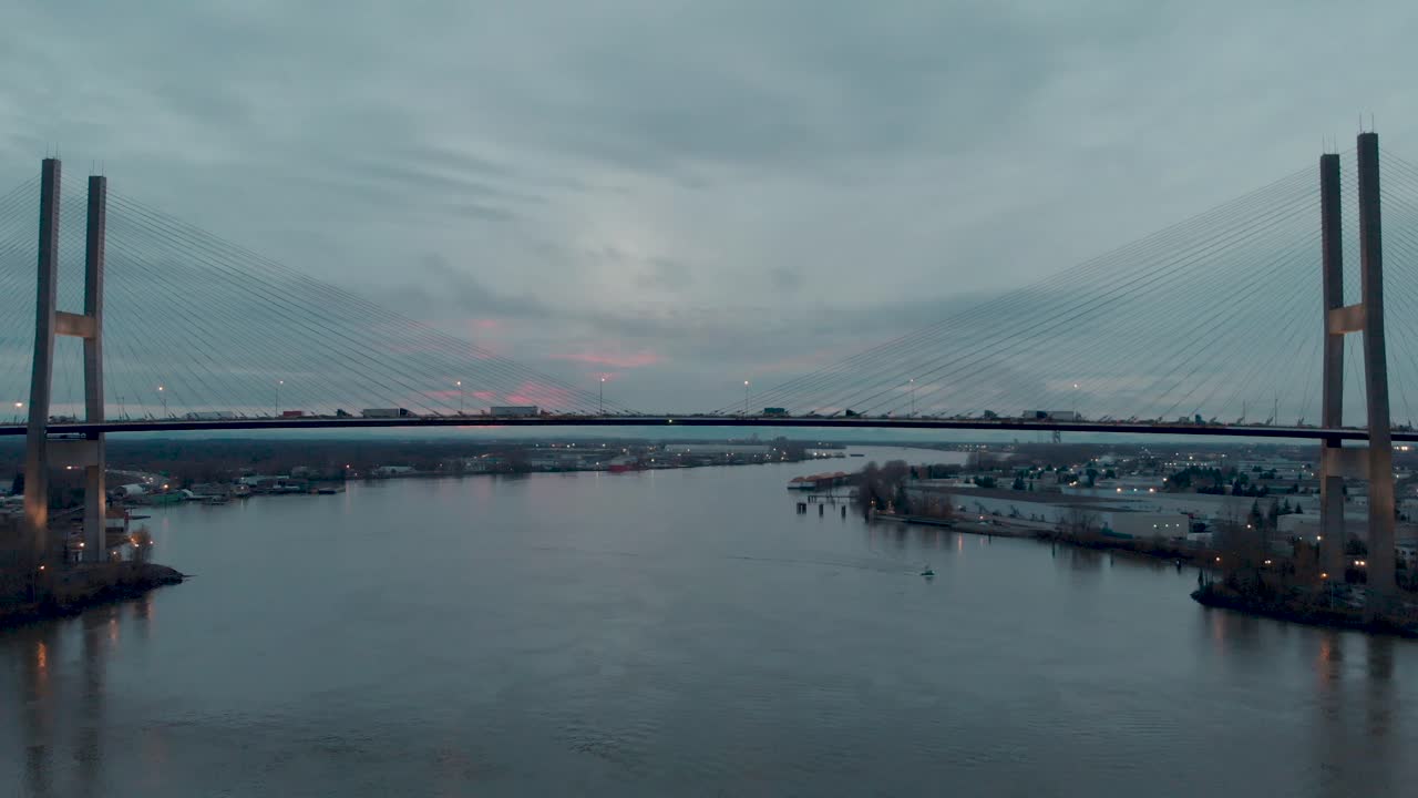 자동차와 트럭이 경제적 경쟁력과 기술을 지원하는 다리를 건너는 동안 드론 4k 영상 알렉스 프레이저 다리가 현수교 범위를 향해 앞으로 비행합니다.