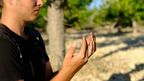 El-Hombre-Invoca-Al-Aire-Libre