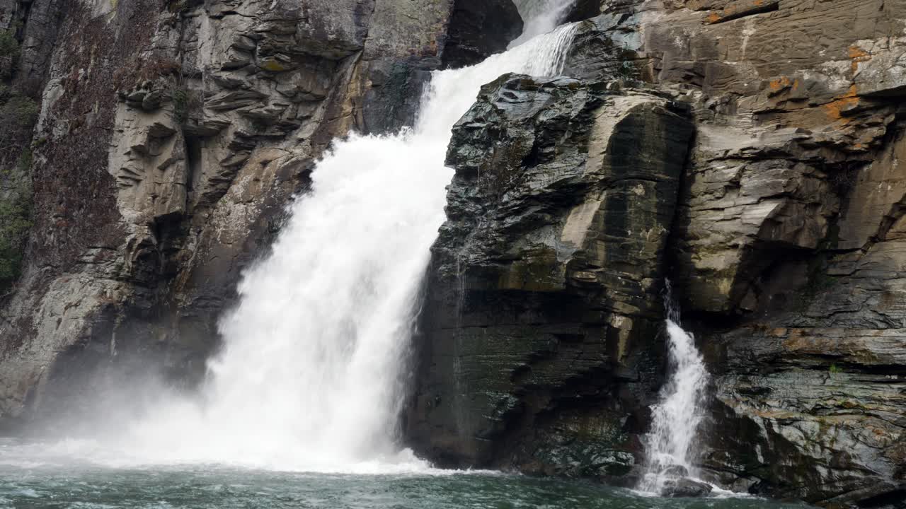 Cascate Linville, inquadratura media, neve leggera