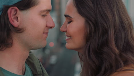 hermosa pareja caucásica besándose en el techo romance de verano pareja feliz compartiendo conexión íntima pasando el rato en el techo