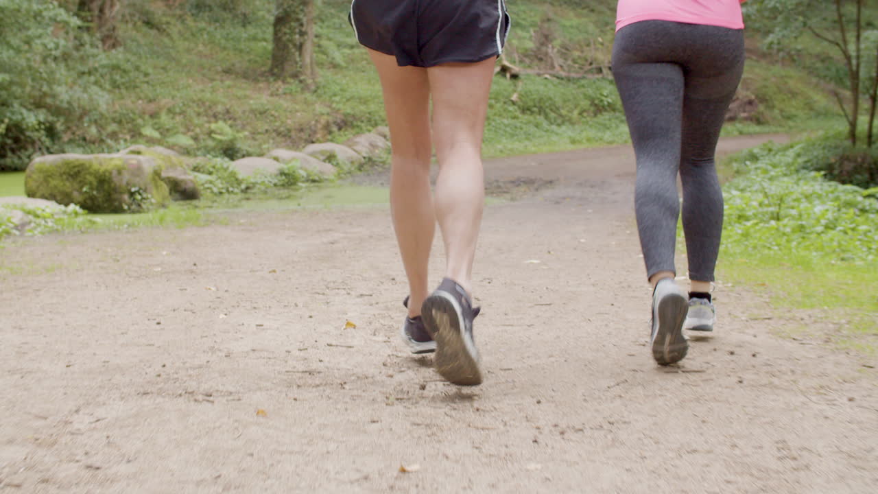 hombre y mujer corriendo en el sendero corriendo zapatos en el bosque