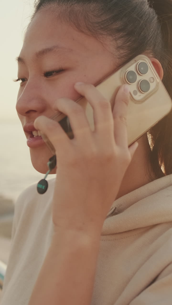 전화 중인 여자