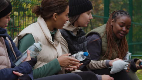 Frauen-Sitzen-Nach-Dem-Sport-Auf-Einer-Bank