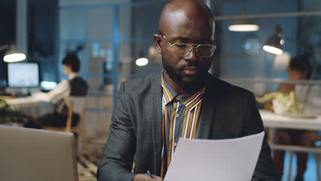 hombre de negocios afroamericano trabajando con documentos en la oficina