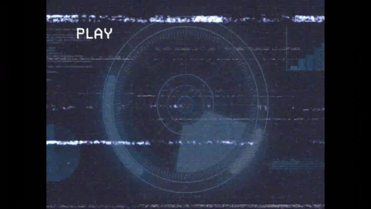 Il tempo che scorre, con un effetto glitch tremolante che rivela un cerchio HUD sotto la scritta PLAY, simulando un aspetto VHS